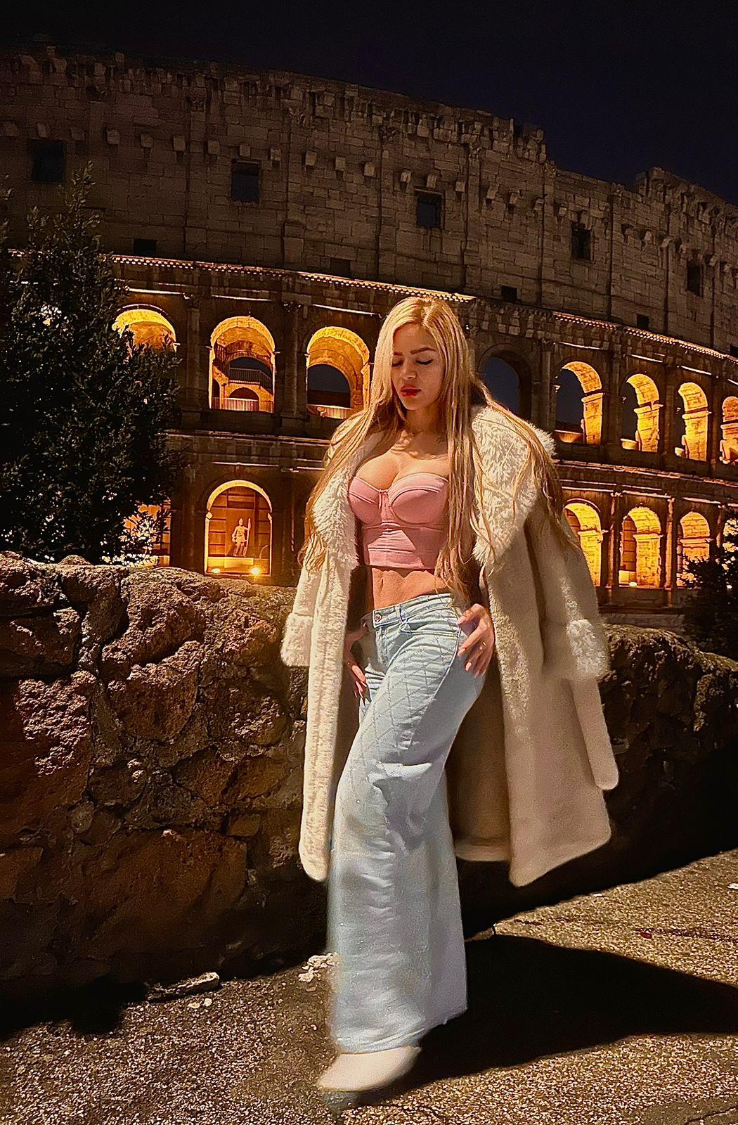 Escort - LAURA - Ibiza Tops